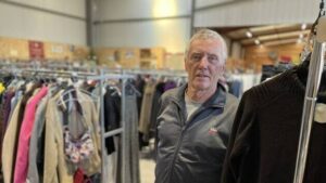 Vue de Grenier Découverte, vide-grenier permanent à Saint-Gilles-Croix-de-Vie, où les particuliers louent des espaces pour vendre leurs objets d'occasion. Le personnel sur place s'occupe de la mise en rayon et de la vente des articles, favorisant la seconde main et l'économie circulaire.