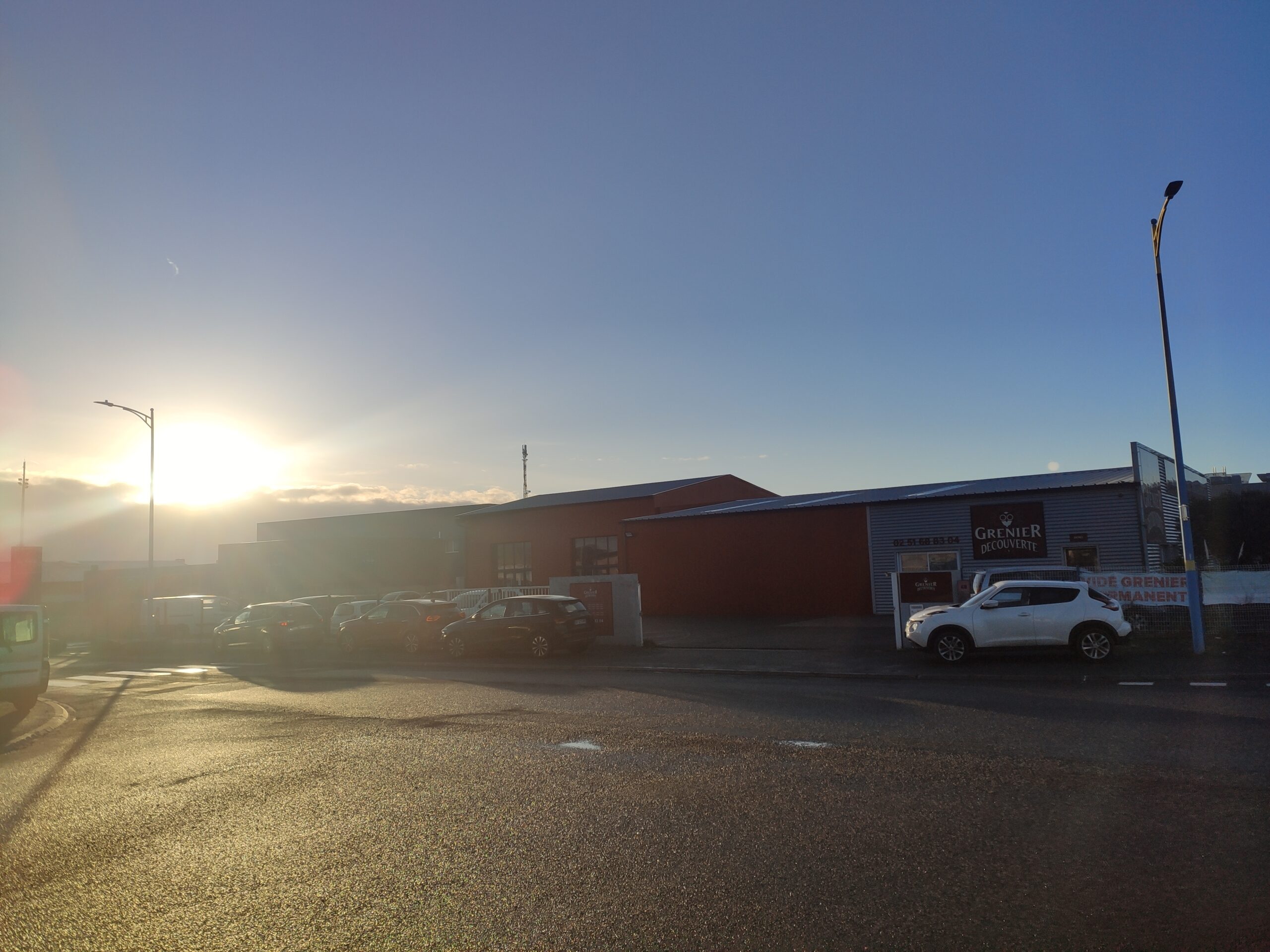 Devanture du Grenier Découverte avec grand parking